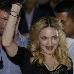 Madonna luciendo sus fundas de dientes doradas en Roma
