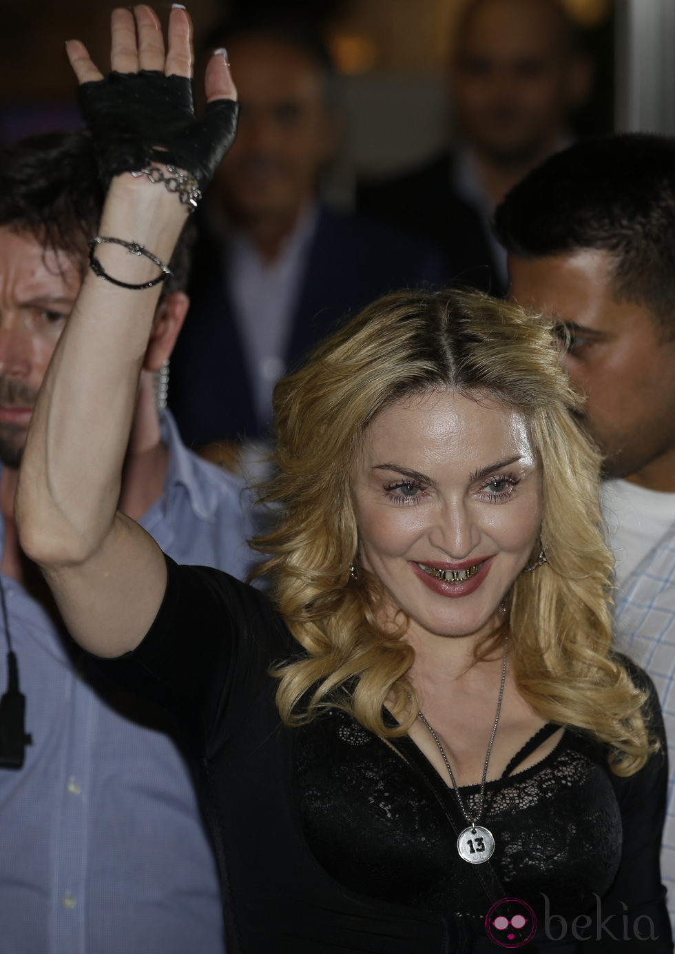 Madonna luciendo sus fundas de dientes doradas en Roma
