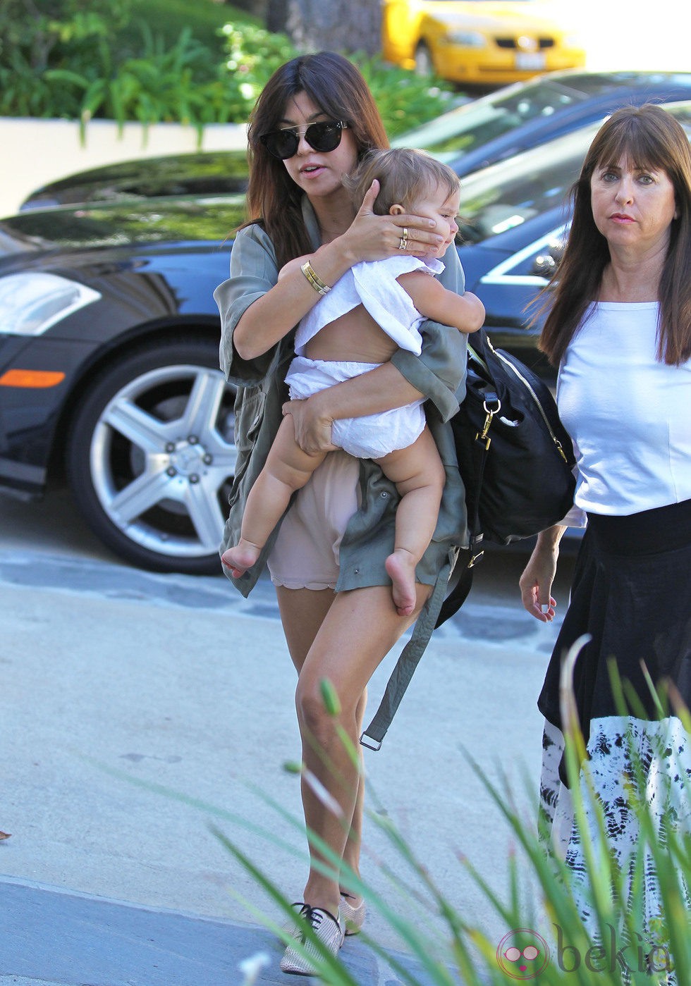 Kourtney Kardashian con su hija Penelope en brazos