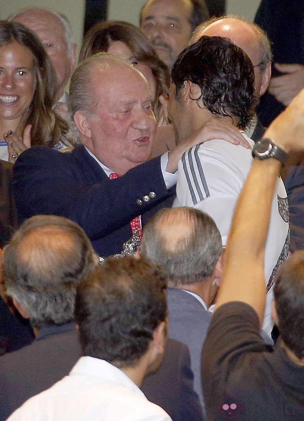 El Rey Juan Carlos hablando con Raúl González en el Trofeo Santiago Bernabéu 2013