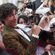Robert Sheehan atiende a los fans en el estreno de 'Cazadores de Sombras: Ciudad de Hueso' en Madrid