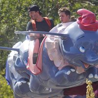 David Beckham con su hijo Brooklyn en un Dumbo volador en Disneyland