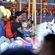 David Beckham con sus hijos Brooklyn y Harper Seven en los caballitos de Disneyland
