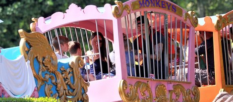 David y Victoria Beckham con sus cuatro hijos en Disneyland