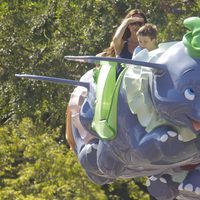 Victoria Beckham con su hijo Cruz subidos en un Dumbo volador en Disneyland