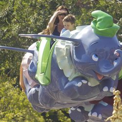 Victoria Beckham con su hijo Cruz subidos en un Dumbo volador en Disneyland