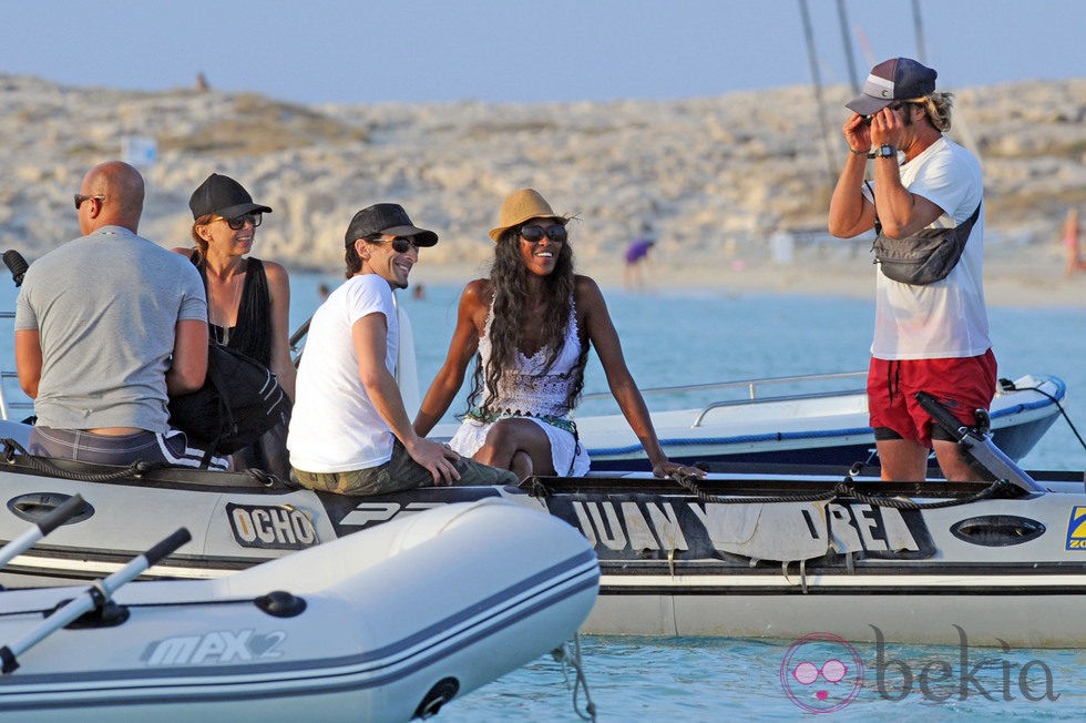 Naomi Campbell y Adrien Brody en una lancha en Formentera