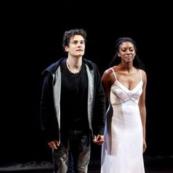 Orlando Bloom y Condola Rashad interpretando a Romeo y Julieta en Broadway