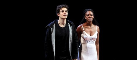 Orlando Bloom y Condola Rashad interpretando a Romeo y Julieta en Broadway
