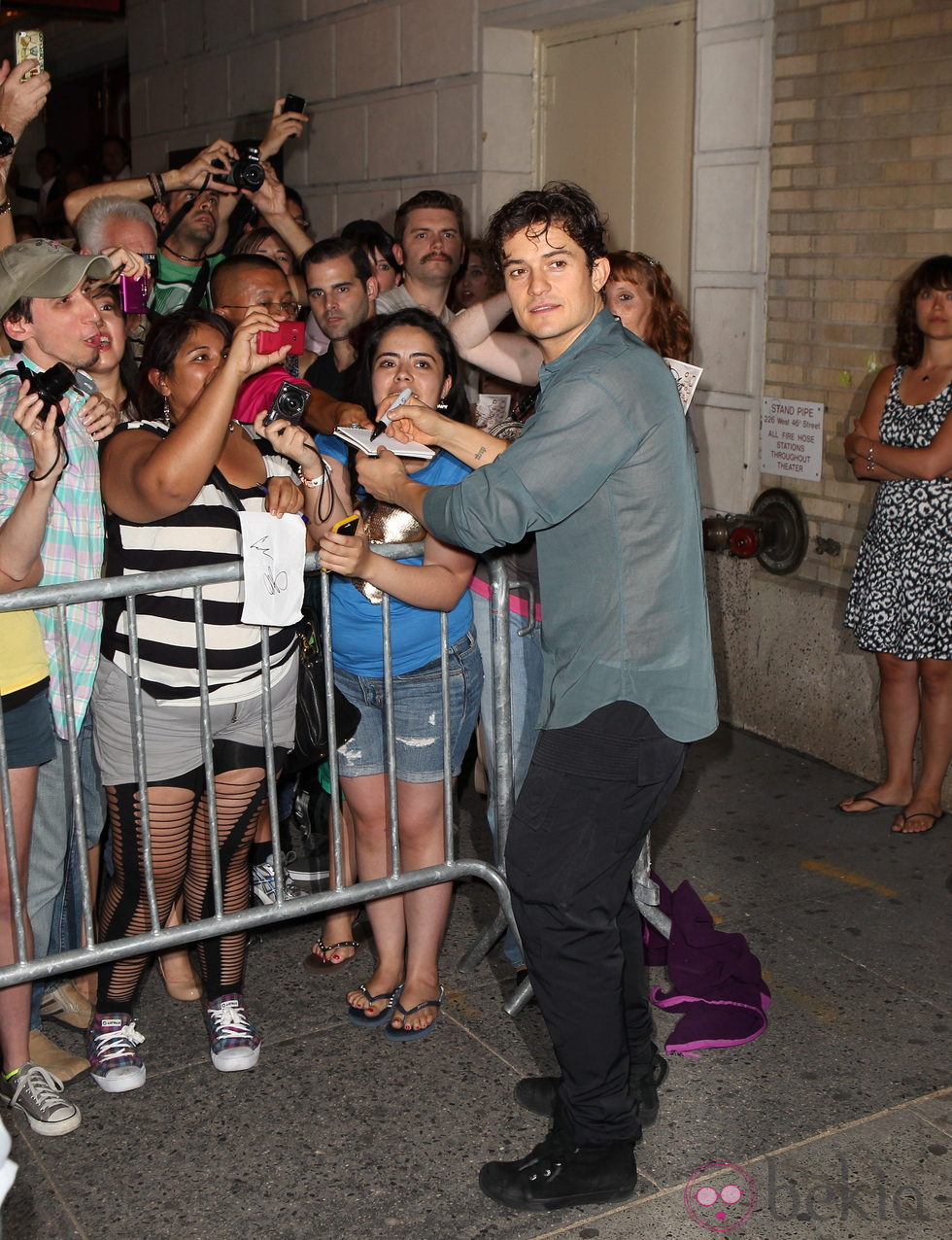 Orlando Bloom atiende a sus fans tras su debut en Broadway con 'Romeo y Julieta'