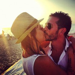 David de María y Lola Escobedo besándose en la playa