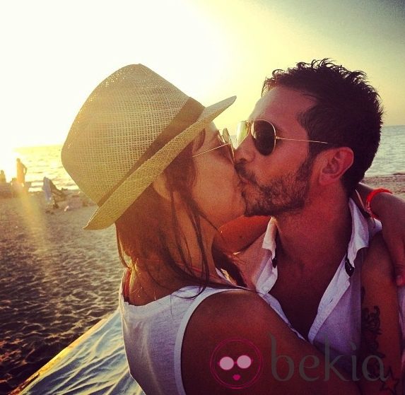David de María y Lola Escobedo besándose en la playa