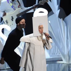 Lady Gaga vestida de monja durante su actuación en los MTV VMA 2013