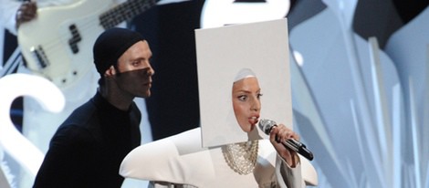 Lady Gaga vestida de monja durante su actuación en los MTV VMA 2013