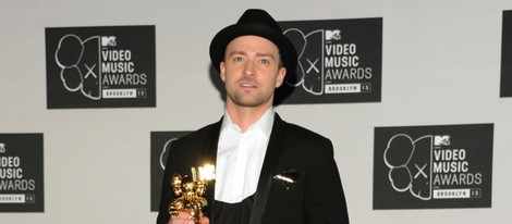 Justin Timberlake posando con su premio MTV VMA 2013