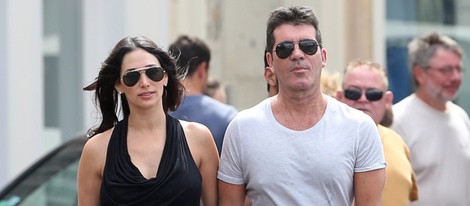 Simon Cowell y Lauren Silverman pasean cogidos de la mano por Saint Tropez