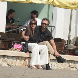 Monica Bellucci y Vincent Cassel abrazados en Málaga
