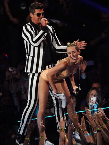Miley Cyrus y Robin Thicke bailando sexualmente durante su actuación en los MTV VMA 2013