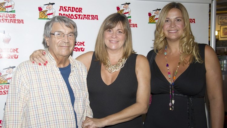 Marta Valverde con su padre Lorenzo y su hermana Loreto en su 51 cumpleaños