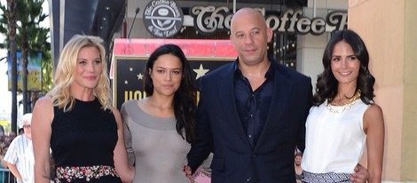 Vin Diesel en su estrella del Paseo de la Fama con Katee Sackhoff, Michelle Rodriguez y Jordana Brewster