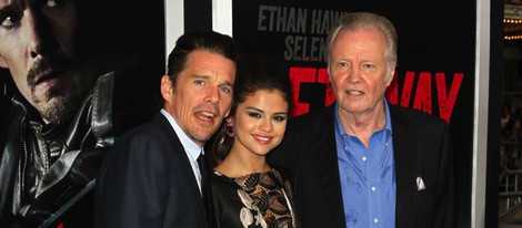 Ethan Hawke, Selena Gomez y Jon Voight en el estreno de 'Getaway' en Los Ángeles