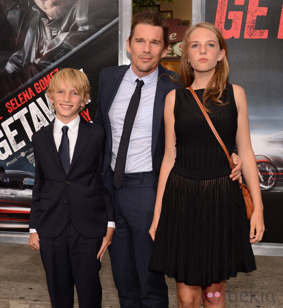 Ethan Hawke con sus hijos Maya y Levon en el estreno de 'Getaway' en Los Ángeles
