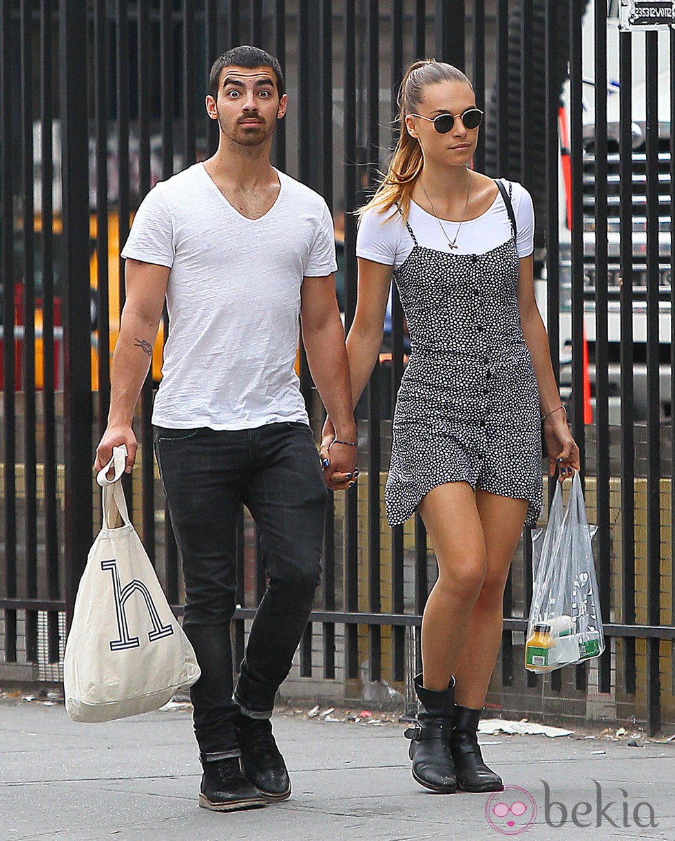 Joe Jonas con su novia Blanda Eggenschwiler paseando su amor por Nueva York