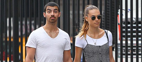 Joe Jonas con su novia Blanda Eggenschwiler paseando su amor por Nueva York