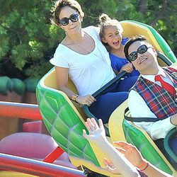 Jennifer Lopez y Emme Anthony en la montaña rusa de Disneyland