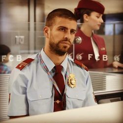 Gerard Piqué convertido en policía de aeropuerto para un spot del Barça