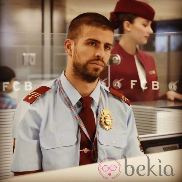 Gerard Piqué convertido en policía de aeropuerto para un spot del Barça