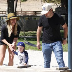 Hilary Duff y Mike Comrie con su hijo Luca en un parque de Beverly Hills