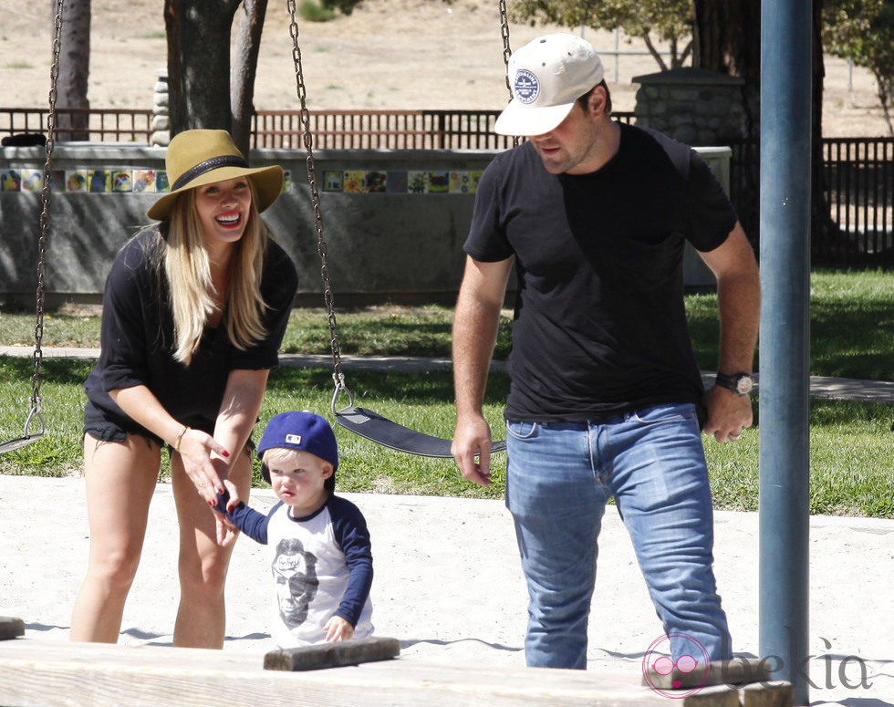Hilary Duff y Mike Comrie con su hijo Luca en un parque de Beverly Hills
