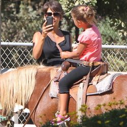 Halle Berry sacando fotos a Nahla Aubry mientras practica equitación