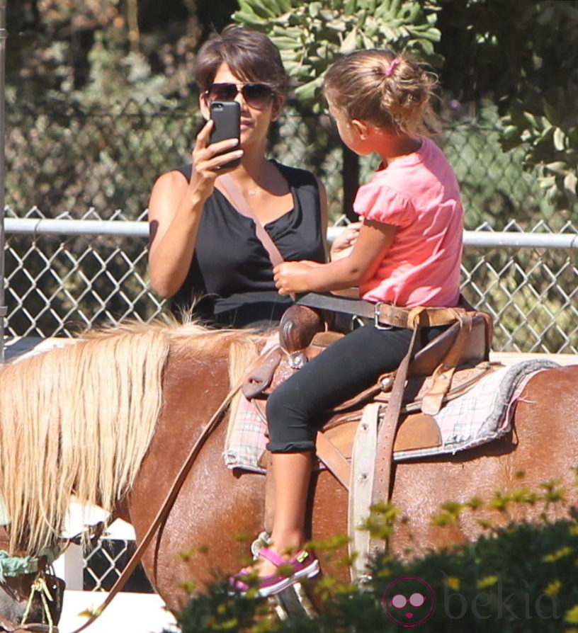 Halle Berry sacando fotos a Nahla Aubry mientras practica equitación