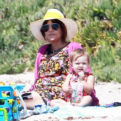 Kourtney Kardashian con su hija Penelope Disick de vacaciones en Malibu