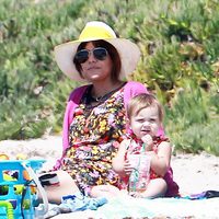 Kourtney Kardashian con su hija Penelope Disick de vacaciones en Malibu