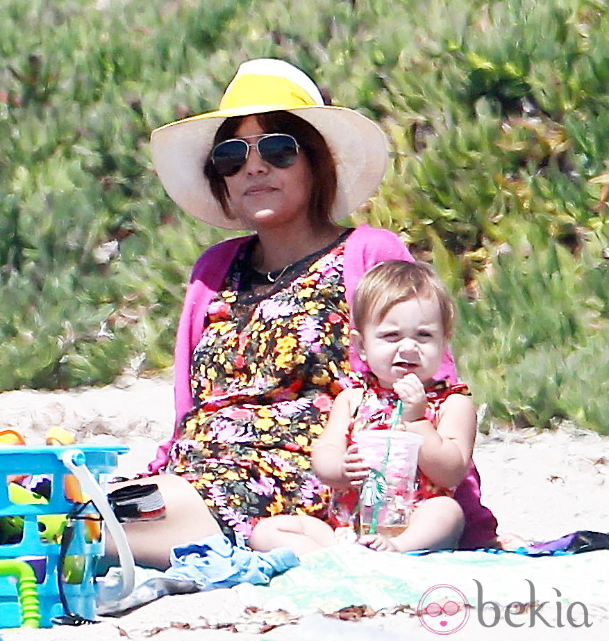 Kourtney Kardashian con su hija Penelope Disick de vacaciones en Malibu