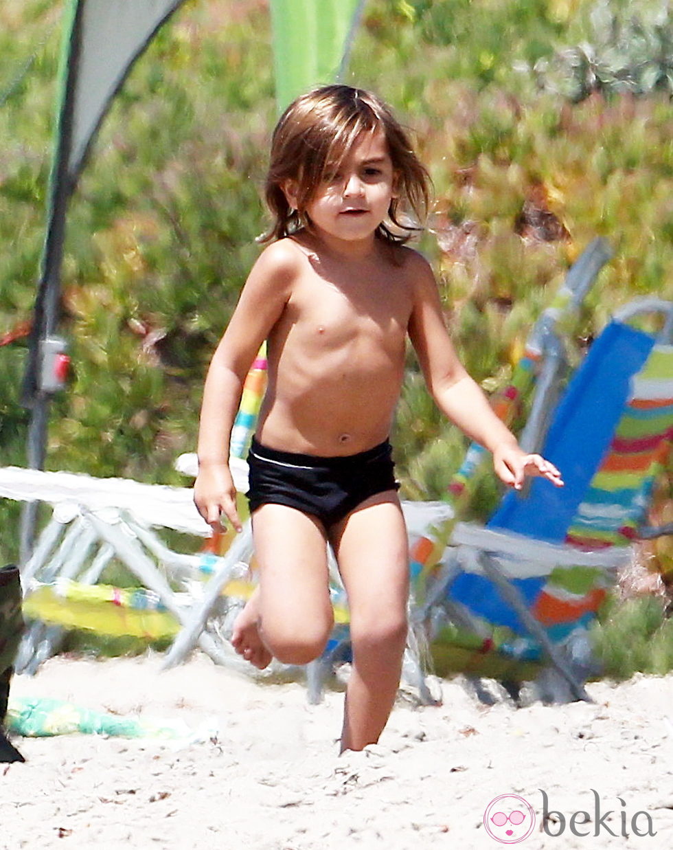 Mason, el hijo de Kourtney Kardashian, disfruta de un día de playa