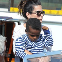 Sandra Bullock y su hijo a su llegada a la Mostra de Venecia 2013