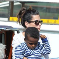 Sandra Bullock y su hijo a su llegada a la Mostra de Venecia 2013
