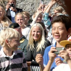 Mette-Marit de Noruega rodeada de niños en la inauguración de un parque de esculturas infantiles