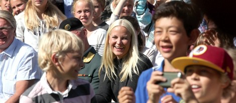 Mette-Marit de Noruega rodeada de niños en la inauguración de un parque de esculturas infantiles