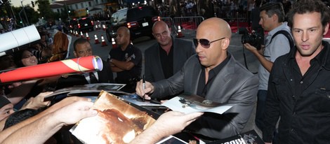 Vin Diesel atiende a los fans en el estreno mundial de 'Riddick' en Los Angeles