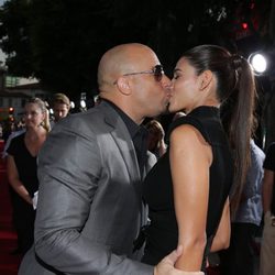 Vin Diesel y su esposa se dan un beso en el estreno mundial de 'Riddick' en Los Angeles