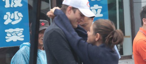 Ashton Kutcher y Mila Kunis abrazándose en China