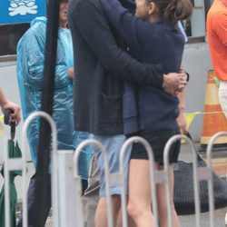 Ashton Kutcher y Mila Kunis abrazándose en China