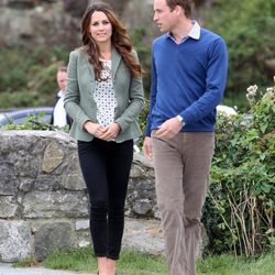 Kate Middleton reaparece tras ser madre en un acto con el Príncipe Guillermo en Anglesey