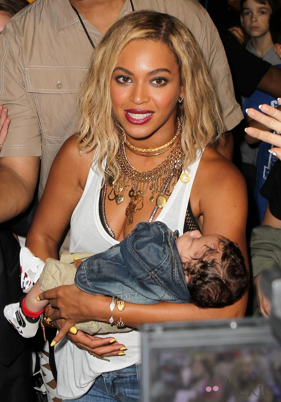 Beyoncé con un bebé durante el rodaje de 'XO' en Coney Island