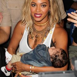 Beyoncé con un bebé durante el rodaje de 'XO' en Coney Island